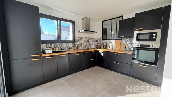 Maison contemporaine de plain pied dans le bourg de Crac'h