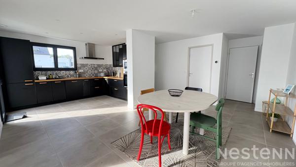 Maison contemporaine de plain pied dans le bourg de Crac'h