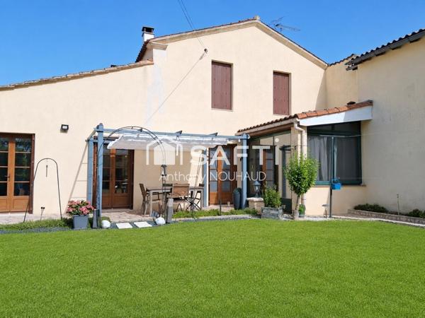 Maison bien située, propre et deux garages.
