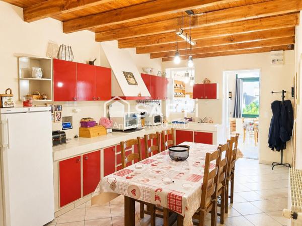 Maison bien située, propre et deux garages.