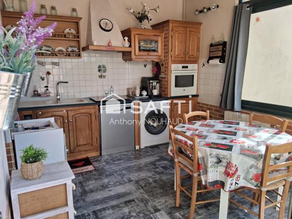 Maison bien située, propre et deux garages.