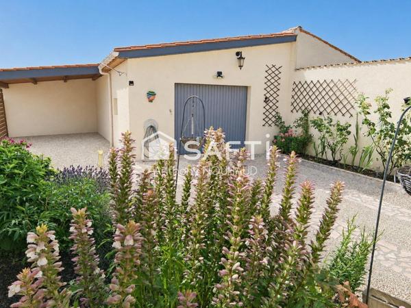 Maison bien située, propre et deux garages.