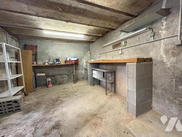 Proche centre ville et port, jolie maison de ville avec cour et dépendance comprenant:
Au rez-...