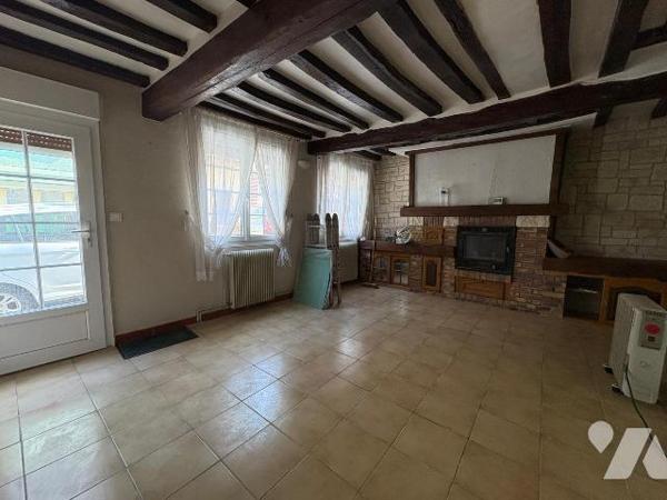 Proche centre ville et port, jolie maison de ville avec cour et dépendance comprenant:
Au rez-...