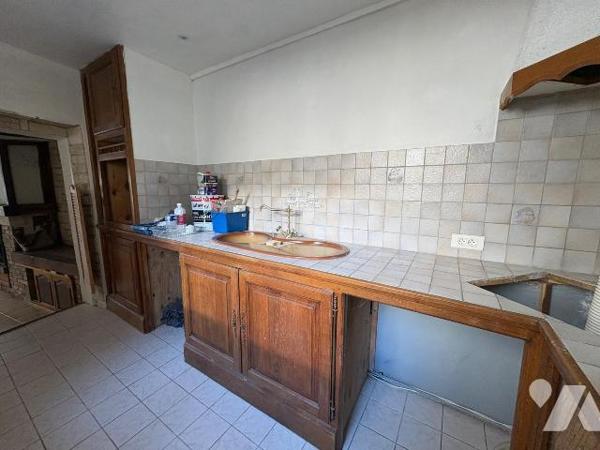 Proche centre ville et port, jolie maison de ville avec cour et dépendance comprenant:
Au rez-...