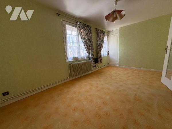 Proche centre ville et port, jolie maison de ville avec cour et dépendance comprenant:
Au rez-...