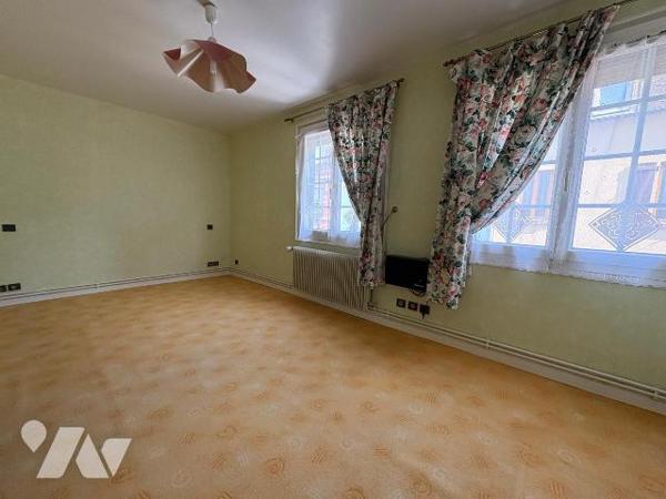 Proche centre ville et port, jolie maison de ville avec cour et dépendance comprenant:
Au rez-...