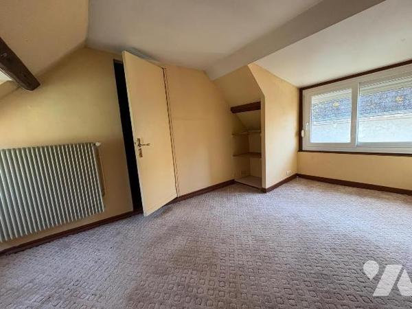 Proche centre ville et port, jolie maison de ville avec cour et dépendance comprenant:
Au rez-...