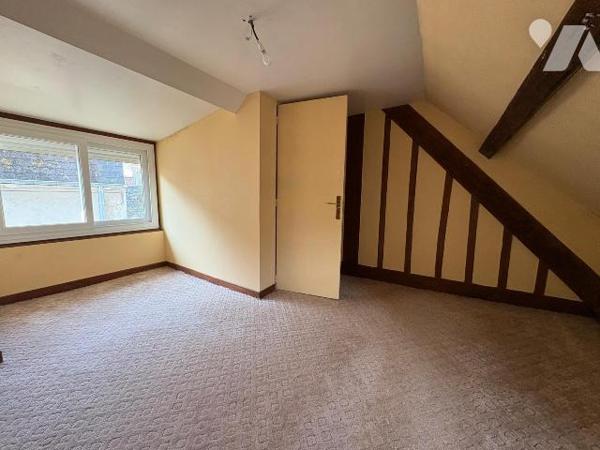 Proche centre ville et port, jolie maison de ville avec cour et dépendance comprenant:
Au rez-...