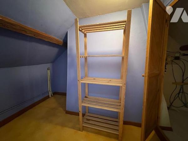 Proche centre ville et port, jolie maison de ville avec cour et dépendance comprenant:
Au rez-...