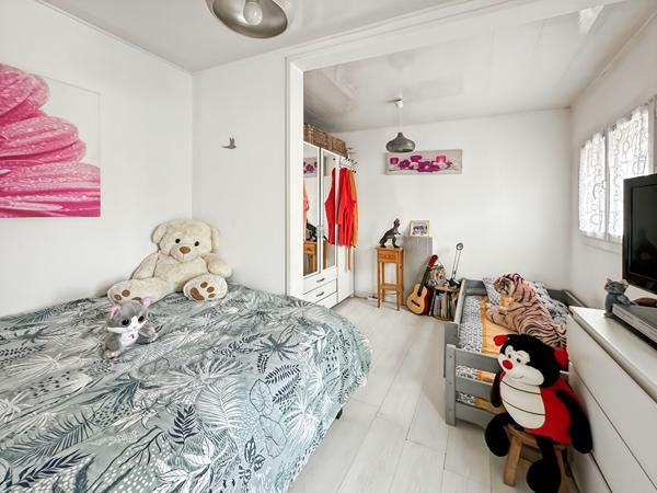 Maison 133m² habitables + 130m² de garages + studio et étang