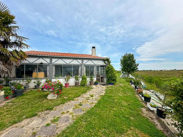 Maison 133m² habitables + 130m² de garages + studio et étang