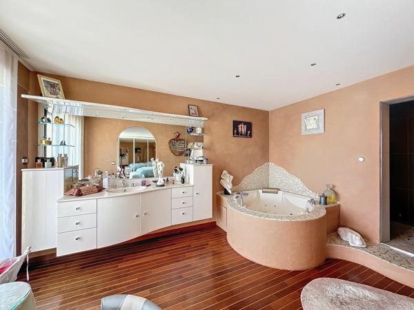 Maison à vendre    5 pièces • 236 m2 Bry-sur-Marne