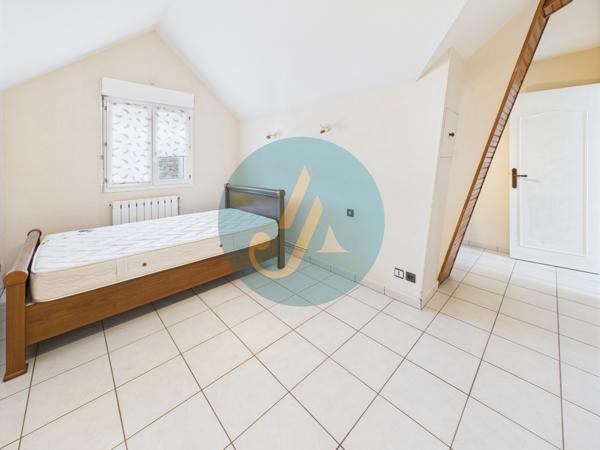 Mesves-sur-Loire (58400) Maison de 81m2 au calme avec multiples dépendances et terrain clos.