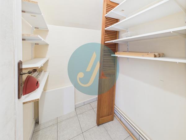 Mesves-sur-Loire (58400) Maison de 81m2 au calme avec multiples dépendances et terrain clos.