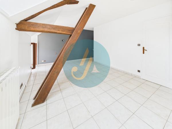 Mesves-sur-Loire (58400) Maison de 81m2 au calme avec multiples dépendances et terrain clos.