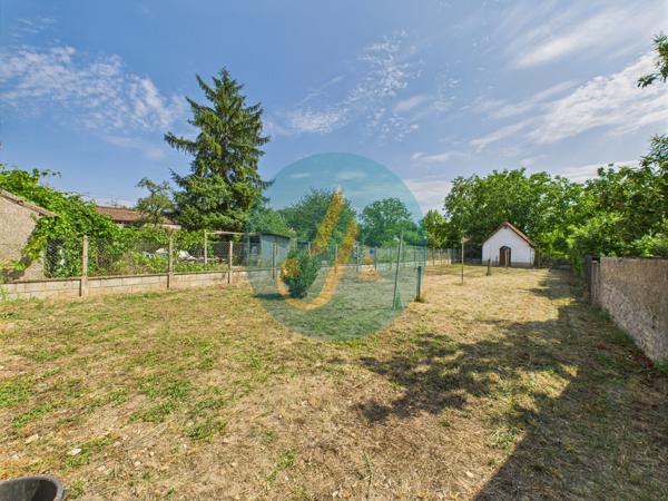 Mesves-sur-Loire (58400) Maison de 81m2 au calme avec multiples dépendances et terrain clos.