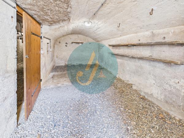 Mesves-sur-Loire (58400) Maison de 81m2 au calme avec multiples dépendances et terrain clos.