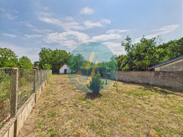 Mesves-sur-Loire (58400) Maison de 81m2 au calme avec multiples dépendances et terrain clos.