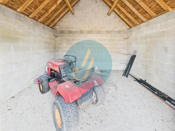 Mesves-sur-Loire (58400) Maison de 81m2 au calme avec multiples dépendances et terrain clos.