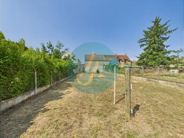Mesves-sur-Loire (58400) Maison de 81m2 au calme avec multiples dépendances et terrain clos.