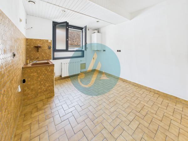 Mesves-sur-Loire (58400) Maison de 81m2 au calme avec multiples dépendances et terrain clos.