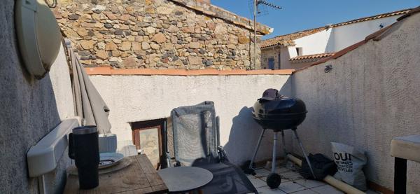 Maison de village avec une terrasse