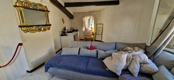 Maison de village avec une terrasse