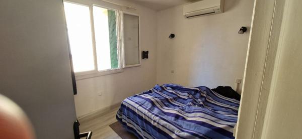 Maison de village avec une terrasse