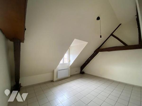 rue Charles Morin : dans immeuble avec ascenseur, appartement de type 2 