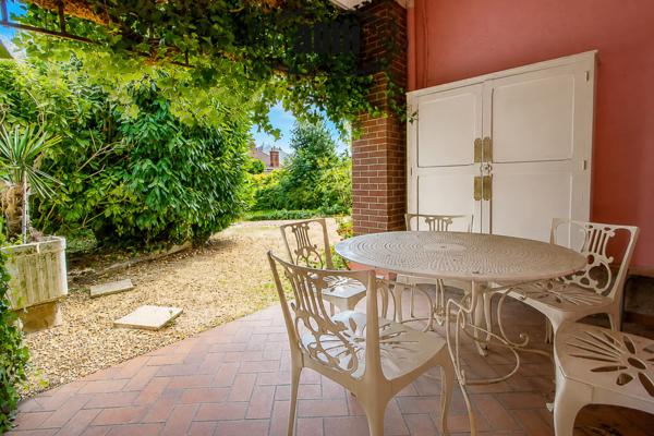 Maison
                                                                                                                                                                                                                                                                                                                        5 pièce(s)                                                                                                                                                                                                          4 chambre(s)                                                                                                                                                                                                          215  m²