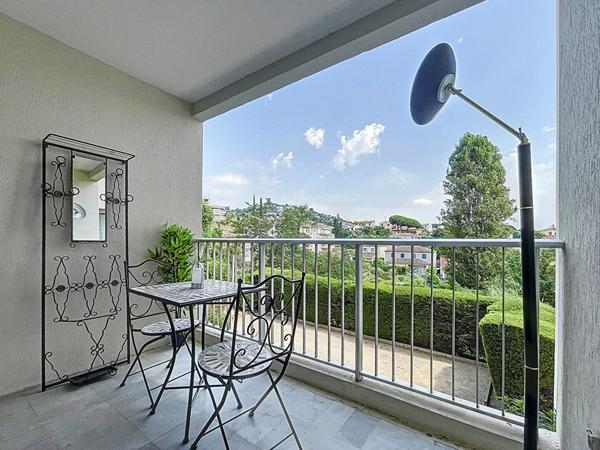 LOCATION MEUBLEE A L'ANNEE BEAU STUDIO DANS RESIDENCE DE STANDING