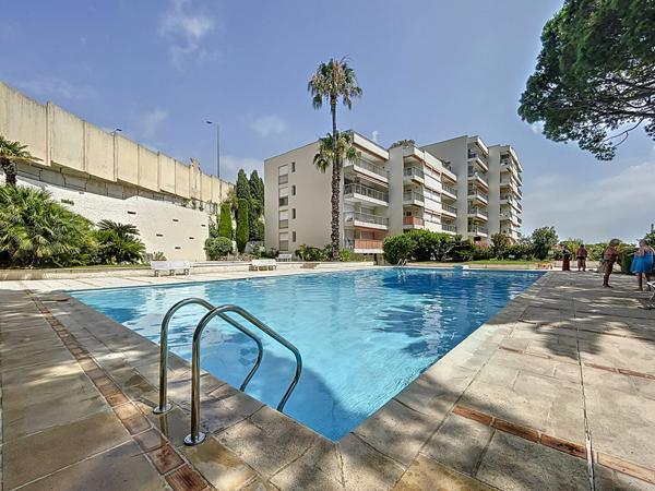 LOCATION MEUBLEE A L'ANNEE BEAU STUDIO DANS RESIDENCE DE STANDING