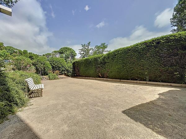 LOCATION MEUBLEE A L'ANNEE BEAU STUDIO DANS RESIDENCE DE STANDING