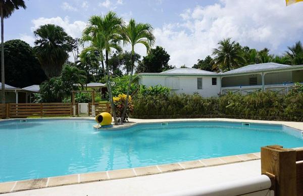 4 bungalows T2 dans une copropriété de 20 logements avec piscine commune en copropriété.