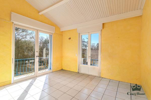 Maison
                                                                                                                                                                                                                                                                                                                        8 pièce(s)                                                                                                                                                                                                          5 chambre(s)                                                                                                                                                                                                          220  m²