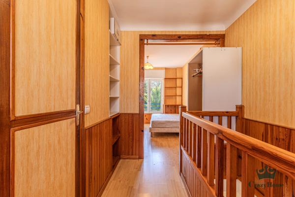 Maison
                                                                                                                                                                                                                                                                                                                        8 pièce(s)                                                                                                                                                                                                          5 chambre(s)                                                                                                                                                                                                          220  m²