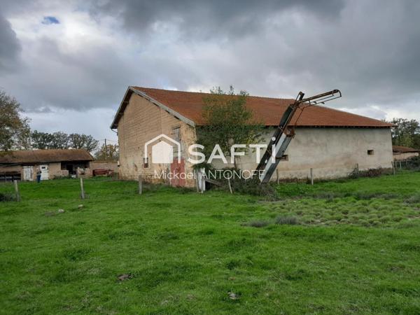 Corps de ferme à rénover avec dépendances – 10 min Roanne