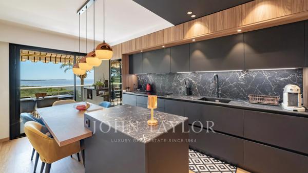 CANNES CROIX DES GARDES Vue Mer panoramique pour ce magnifique appartement rénové