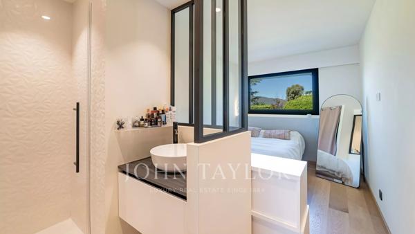 CANNES CROIX DES GARDES Vue Mer panoramique pour ce magnifique appartement rénové