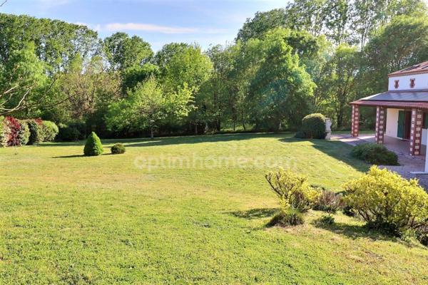 Propriété 10 pièces (8 chambres) 205m² à MONTREVAULT-SUR-EVRE