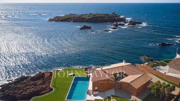 Exceptionnelle Villa neuve pieds dans l'eau prestations ultra-luxe