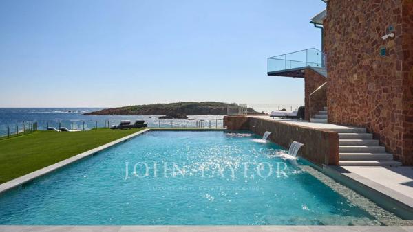 Exceptionnelle Villa neuve pieds dans l'eau prestations ultra-luxe