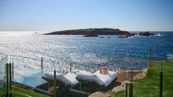 Exceptionnelle Villa neuve pieds dans l'eau prestations ultra-luxe