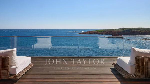 Exceptionnelle Villa neuve pieds dans l'eau prestations ultra-luxe