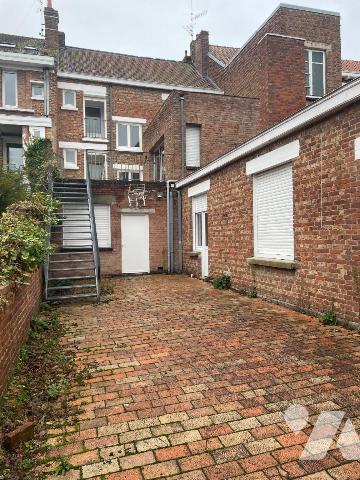 A VENDRE A BAILLEUL dans le Nord (59) : IMMEUBLE MIXTE COMMERCIAL ET HABITATION - EN CENTRE VIL...