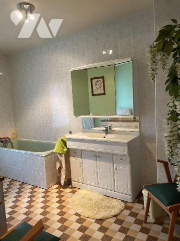 A VENDRE A BAILLEUL dans le Nord (59) : IMMEUBLE MIXTE COMMERCIAL ET HABITATION - EN CENTRE VIL...