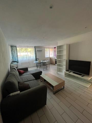 Location                                                      Appartement
                        
                     3 pièces                      52 m2                     à Montpellier