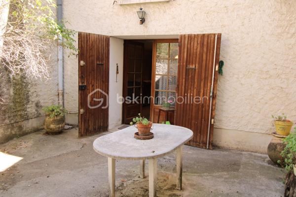 Maison de village 100 m² à fort potentiel avec cour 30 m², balcon & combles aménageables 

Vous cherchez un projet de rénovation à forte valeur ajoutée au cœur d'un village provençal prisé ?

Située aux Mées, village au cœur de la Provence,  au calme d'une impasse mais avec l'ensemble des commerces, écoles et commodités accessibles à pied, cette charmante maison traversante d'environ 100 m² habitables sur 3 niveaux n'attend que votre vision pour révéler tout son cachet.

Baignée de lumière grâce à sa double exposition (donnant sur deux rues), elle offre des prestations rares en centre-village : une cour privée fermée de 30 m² à l'abri des regards et un grand balcon en dernier niveau.

Une distribution évolutive sur 3 niveaux
•	Rez-de-chaussée : Espace de vie comprenant une cuisine indépendante, un séjour et un accès direct à une grande cave en pierre (idéale pour les amateurs de vin ou le stockage).
•	1er étage : Deux chambres spacieuses, une salle de bains et un WC indépendant.
•	2ᵉ étage : Une grande troisième chambre et un accès aux combles aménageables (possibilité de créer une 4ᵉ chambre, une suite parentale ou un bureau pour le télétravail).
•	Dernier niveau : Accès au grand balcon dominant et à un grenier pour du rangement complémentaire.
•	Extérieur : Une agréable cour fermée de 30 m², véritable cocon extérieur pour organiser un coin repas et de détente en toute intimité.

Le projet idéal pour façonner votre cocon ou investir

Maison entièrement à rénover (électricité, plomberie, chauffage, isolation, second œuvre). Ses volumes généreux vous permettent d'orchestrer une redistribution totale sur mesure.

Potentiel cible :
•	Résidence principale : Créez une maison familiale sur-mesure au cœur du village.
•	Maison de vacances : Pied-à-terre de charme au pied des Pénitents des Mées.
•	Investisseur : Forte valorisation patrimoniale après travaux, parfaite pour de la location longue durée ou saisonnière.

Les + qui déclenchent le coup de cœur
•	Calme en impasse tout en étant à 2 min à pied des commerces.
•	Rareté sur le secteur : Cour fermée de 30 m² + balcon.
•	Maison traversante : Luminosité naturelle tout au long de la journée.
•	Surfaces annexes : Cave, grenier et potentiel d'agrandissement sous combles.
•	DPE vierge