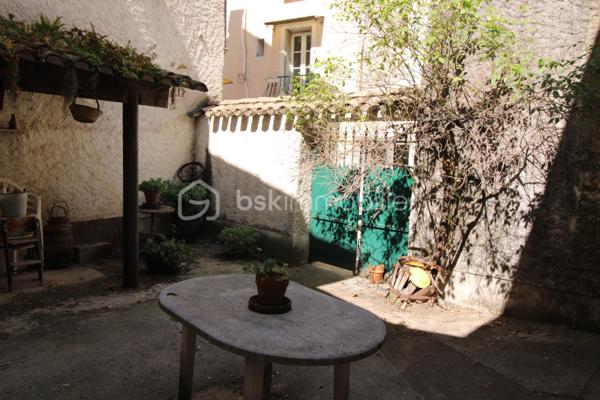 Maison de village 100 m² à fort potentiel avec cour 30 m², balcon & combles aménageables 

Vous cherchez un projet de rénovation à forte valeur ajoutée au cœur d'un village provençal prisé ?

Située aux Mées, village au cœur de la Provence,  au calme d'une impasse mais avec l'ensemble des commerces, écoles et commodités accessibles à pied, cette charmante maison traversante d'environ 100 m² habitables sur 3 niveaux n'attend que votre vision pour révéler tout son cachet.

Baignée de lumière grâce à sa double exposition (donnant sur deux rues), elle offre des prestations rares en centre-village : une cour privée fermée de 30 m² à l'abri des regards et un grand balcon en dernier niveau.

Une distribution évolutive sur 3 niveaux
•	Rez-de-chaussée : Espace de vie comprenant une cuisine indépendante, un séjour et un accès direct à une grande cave en pierre (idéale pour les amateurs de vin ou le stockage).
•	1er étage : Deux chambres spacieuses, une salle de bains et un WC indépendant.
•	2ᵉ étage : Une grande troisième chambre et un accès aux combles aménageables (possibilité de créer une 4ᵉ chambre, une suite parentale ou un bureau pour le télétravail).
•	Dernier niveau : Accès au grand balcon dominant et à un grenier pour du rangement complémentaire.
•	Extérieur : Une agréable cour fermée de 30 m², véritable cocon extérieur pour organiser un coin repas et de détente en toute intimité.

Le projet idéal pour façonner votre cocon ou investir

Maison entièrement à rénover (électricité, plomberie, chauffage, isolation, second œuvre). Ses volumes généreux vous permettent d'orchestrer une redistribution totale sur mesure.

Potentiel cible :
•	Résidence principale : Créez une maison familiale sur-mesure au cœur du village.
•	Maison de vacances : Pied-à-terre de charme au pied des Pénitents des Mées.
•	Investisseur : Forte valorisation patrimoniale après travaux, parfaite pour de la location longue durée ou saisonnière.

Les + qui déclenchent le coup de cœur
•	Calme en impasse tout en étant à 2 min à pied des commerces.
•	Rareté sur le secteur : Cour fermée de 30 m² + balcon.
•	Maison traversante : Luminosité naturelle tout au long de la journée.
•	Surfaces annexes : Cave, grenier et potentiel d'agrandissement sous combles.
•	DPE vierge